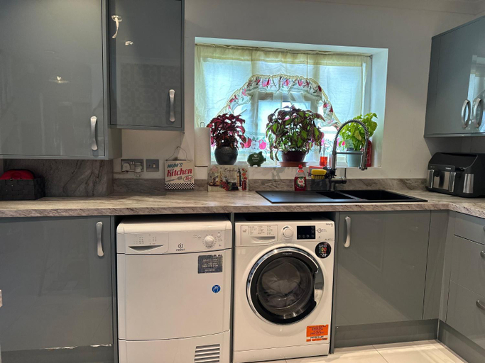 Others 5, Charming London Guest Room with Garden BBQ, London
