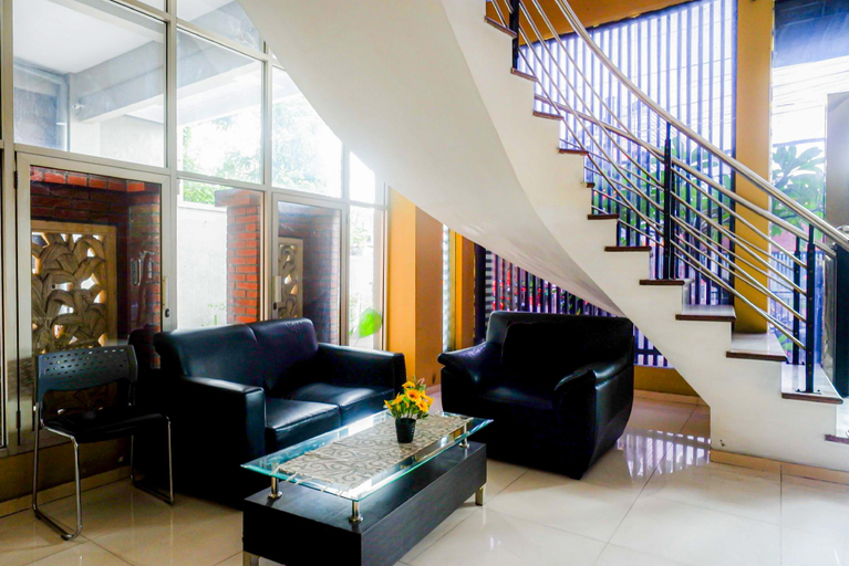 Public Area, RedDoorz Plus near Amplaz Yogyakarta, Bantul