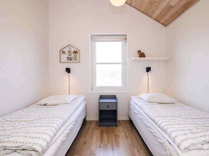 Bedroom 4, 5 Star Holiday Home in Lokken, Hjørring