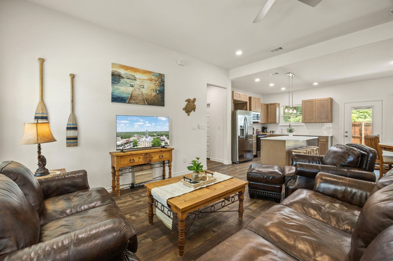 Others 4, Wake Up on Lakeside Trail - Sleeps 8 Fire Pit, Hood
