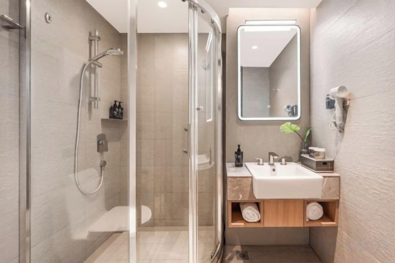 Bathroom 4, Homeinn Plus Hotel (Shanghai Zhangjiang Guanglan Road Subway Station), Shanghai