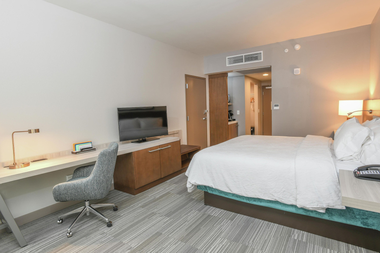 Bedroom 3, Hilton Garden Inn Cincinnati Midtown, Cincinnati