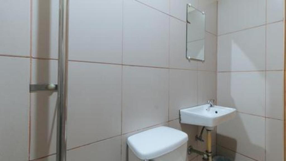 Bathroom, RedDoorz @ Elegance Guest House near NAIA T3, Pasay City