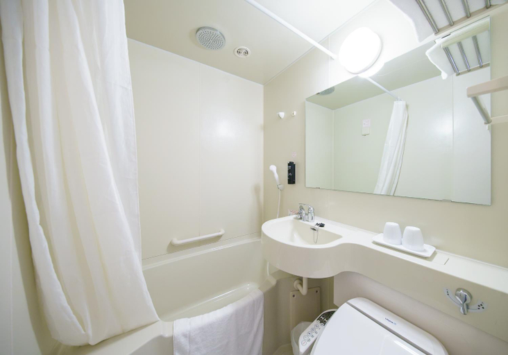 Bathroom 4, Toyoko Inn Frankfurt Am Main Hauptbahnhof, Frankfurt am Main