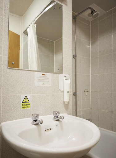 Bathroom 3, The De Trafford by Good Night Inns, Cheshire East