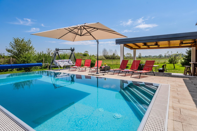 Others 2, Secluded Pool House Kupa /w Sauna & Jacuzzi, Karlovac