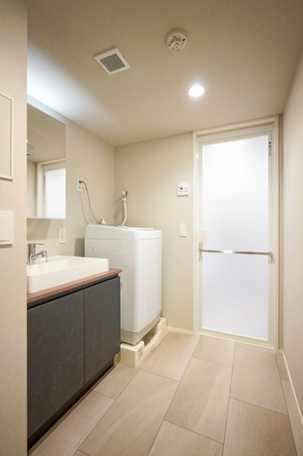 Others 3, Dash Living Nezu, Bunkyō