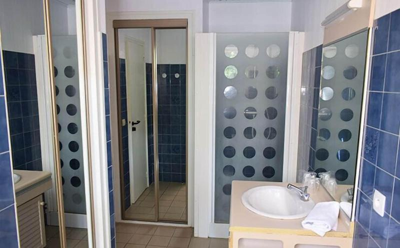 Bathroom 4, Village Vacances Azureva Argeles-sur-Mer, Pyrénées-Orientales