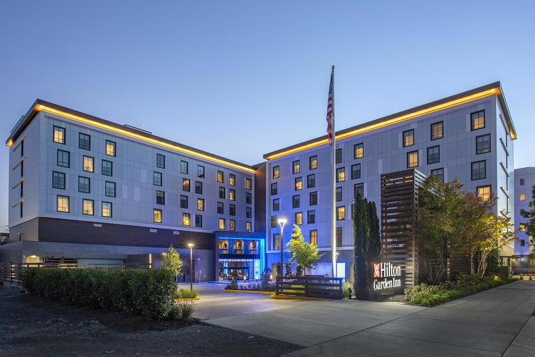 Exterior & Views 2, Hilton Garden Inn Redmond Seattle, King