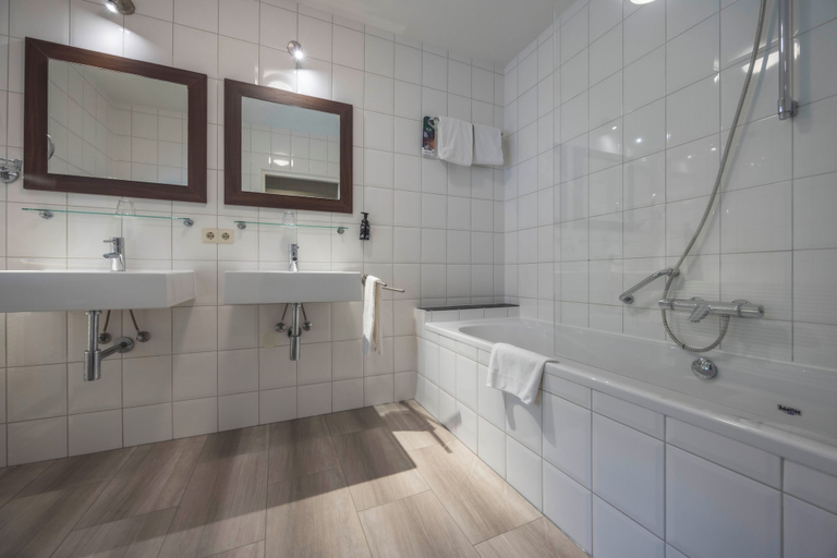 Bathroom 3, Fletcher Hotel-Restaurant Kasteel Erenstein, Kerkrade