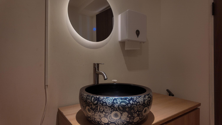 Bathroom 5, 82 Capsule Hotel, Mapo