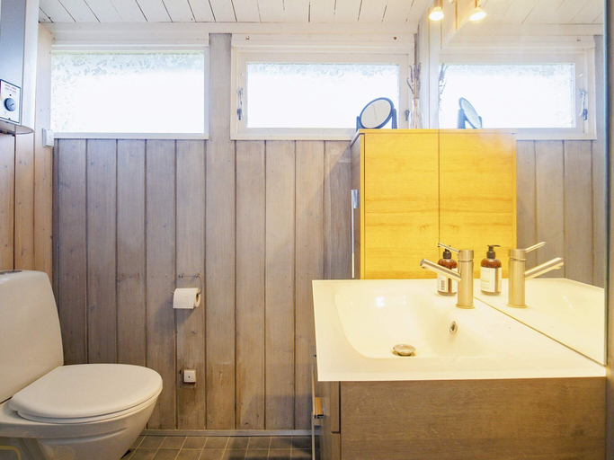 Bathroom, Tasteful Holiday Home in KarrebÃ¦ksminde near Sea, Næstved
