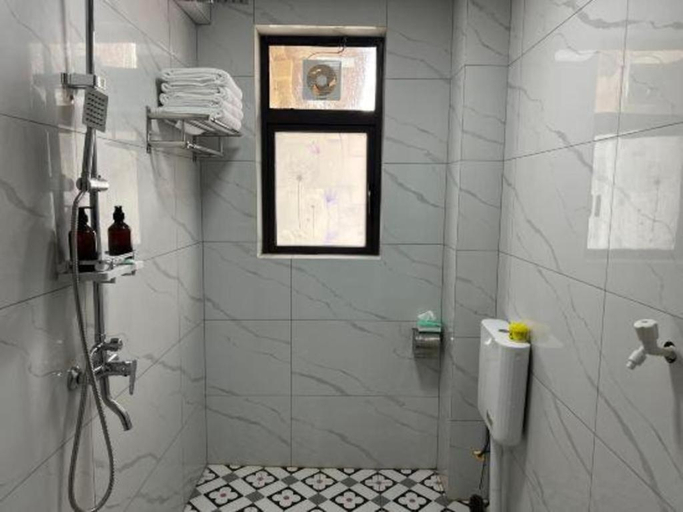 Bathroom 4, Parkside Hostel, Guilin