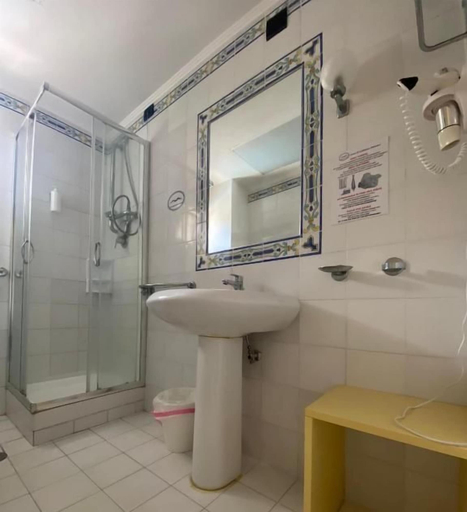 Bathroom 5, Hotel Il Gabbiano Palinuro, Salerno