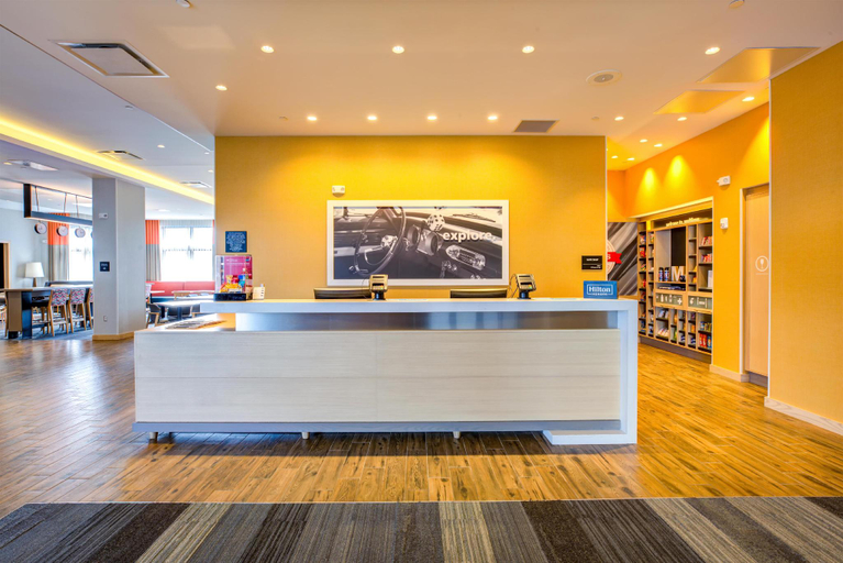 Public Area 2, Hampton Inn & Suites Boston/Waltham, Middlesex