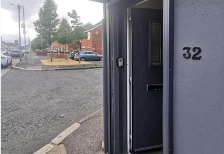 Others 2, Studio Sleeps 2 With Parking, Belfast