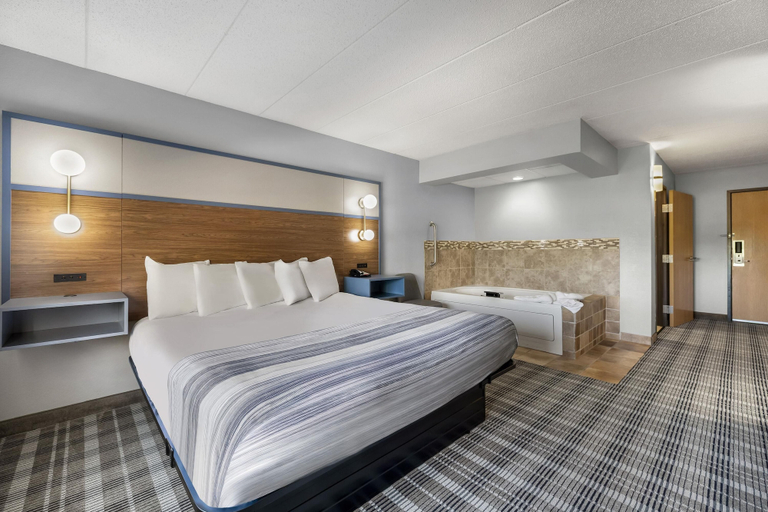Bedroom 3, AmericInn by Wyndham Stillwater, Washington