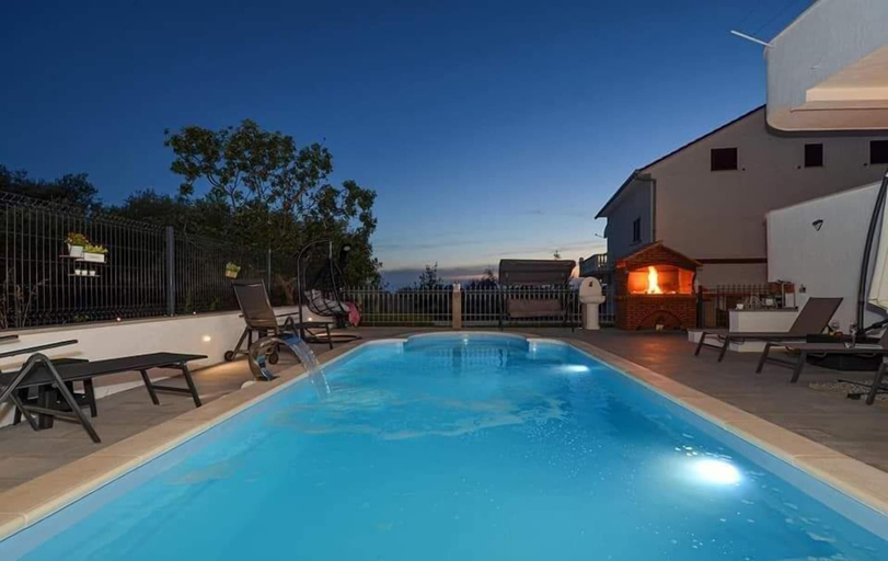 Others 5, House DD With Heated Pool, Okrug