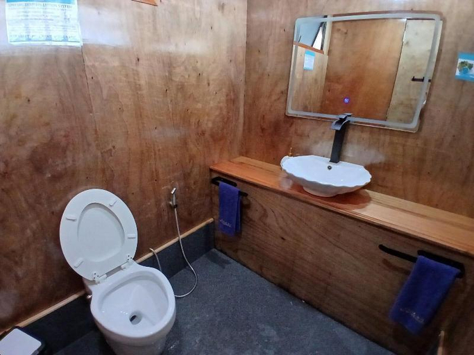 Bathroom 3, Paolyn Houseboats Coron Island, Coron