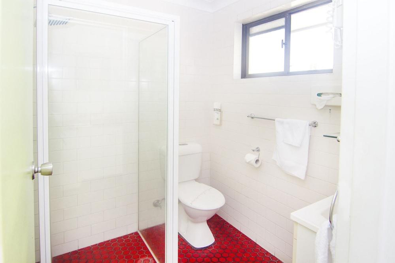 Bathroom 4, Crescent Motel, Greater Taree
