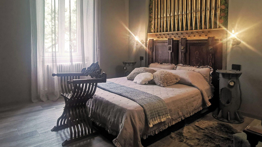 Bedroom 3, The Kraken Inn, Bergamo