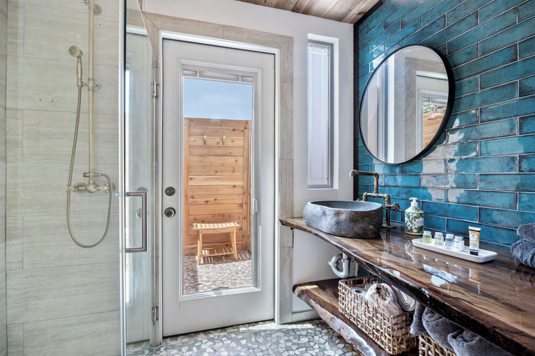 Others 3, Privacy Romantic Lux Sauna Hot&Cold Pool, Hays