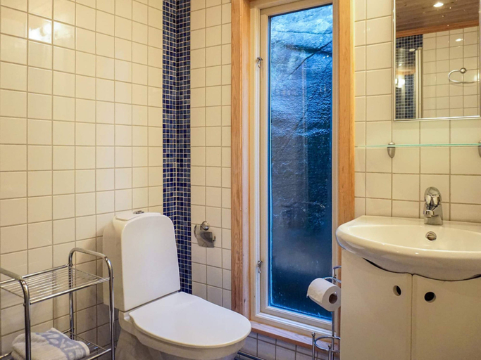 Bathroom 5, 3 Person Holiday Home in Hunnebostrand, Sotenäs