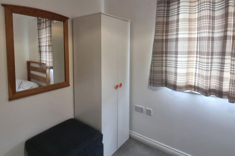 Others 2, East London 2-bed Ap Sleeps 4 Near Hainault Forest, London