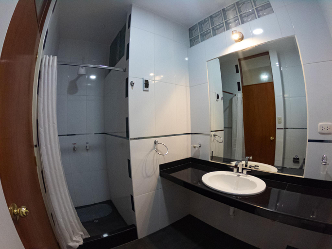 Bathroom 3, Hotel Los Laureles, Calca