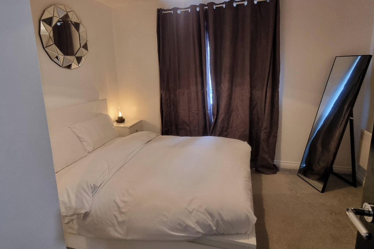 Others 3, East London 2-bed Ap Sleeps 4 Near Hainault Forest, London