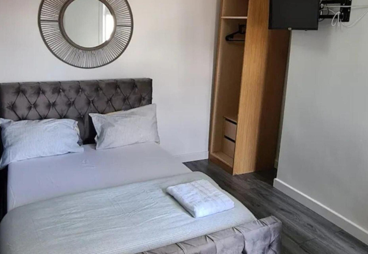 Others 3, Salford - House - Sleeps 4 - Parking, Salford