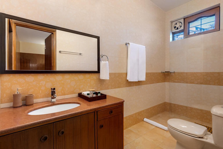 Bathroom 3, V are Family Lion's Den- 7BHK hill-top Pet Friendly Luxury Estate with Bonfire & BBQ, Nainital