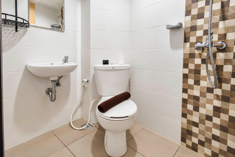 Bathroom 5, Cozy Living Studio at The Alton Apartment By Travelio, Semarang