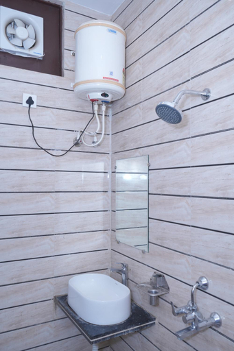 Bathroom 3, Hotel Ganga Ashraye, Dehradun