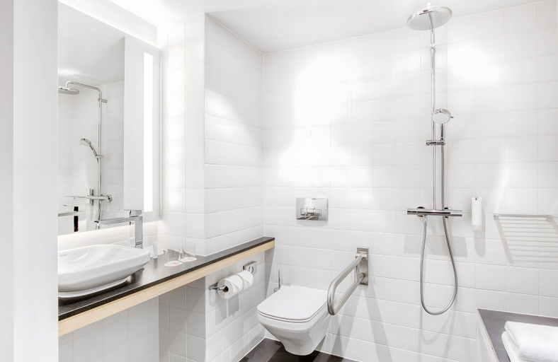 Bathroom 5, Leonardo Hotel Hannover City Center, Region Hannover