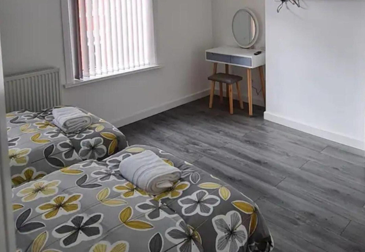 Others 5, Salford - House - Sleeps 4 - Parking, Salford