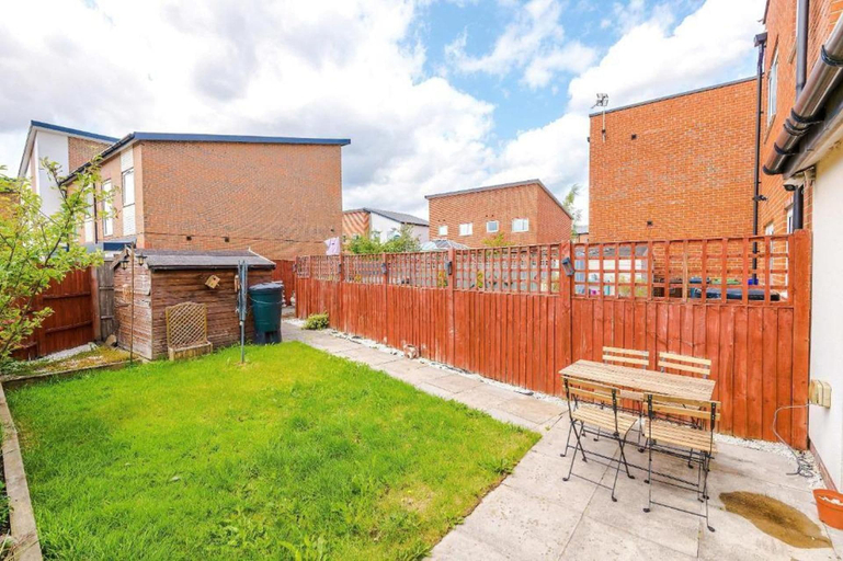 Others 3, House Sleeps 10 With Wifi, Manchester