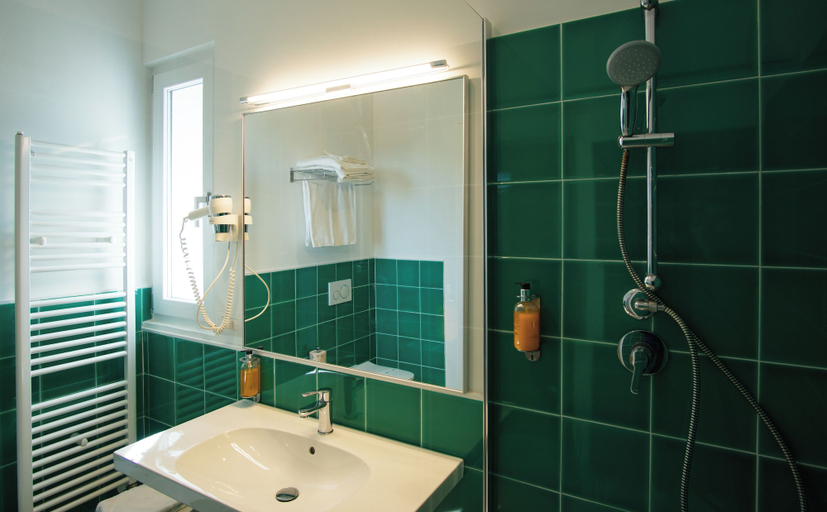 Bathroom 5, Hotel Mistral 2, Oristano