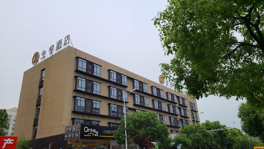 Exterior & Views