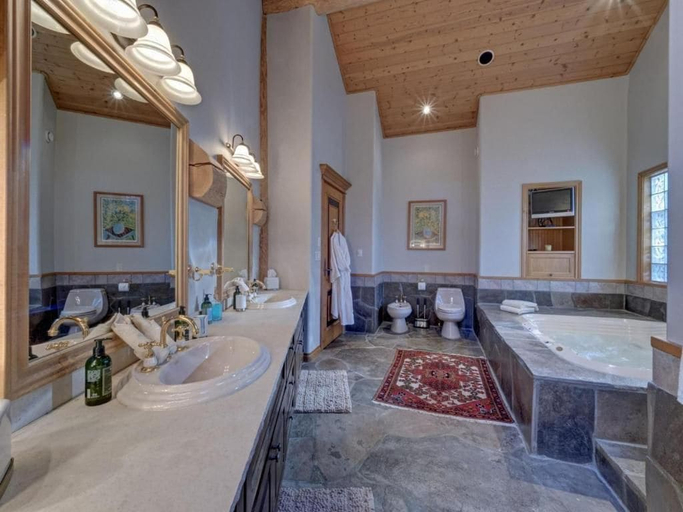 Others 4, Hapala Chalet, Squamish-Lillooet