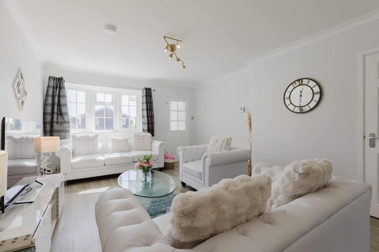Others 3, Luxury 4BR Oasis - 1Gbps WiFi & Parking, Hertfordshire