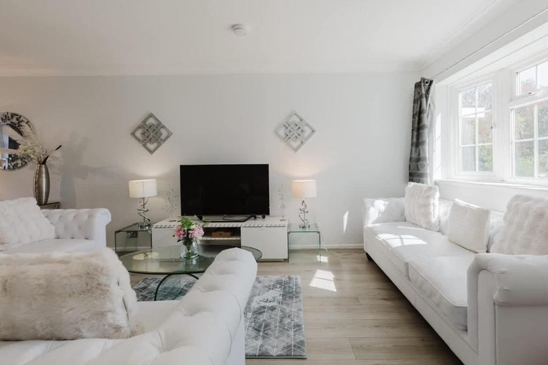 Others 2, Luxury 4BR Oasis - 1Gbps WiFi & Parking, Hertfordshire