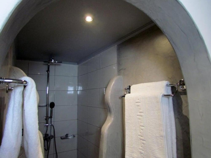 Bathroom 4, Philippion, South Aegean