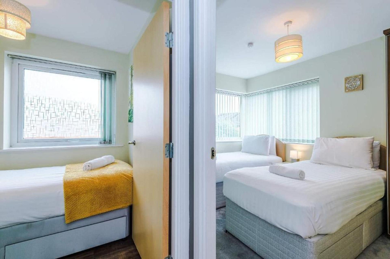 Others 4, House Sleeps 10 With Wifi, Manchester