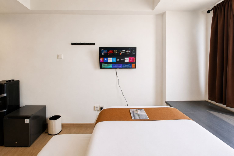 Others 3, Modern And Neat Studio Room At Apartment Collins Boulevard, Tangerang