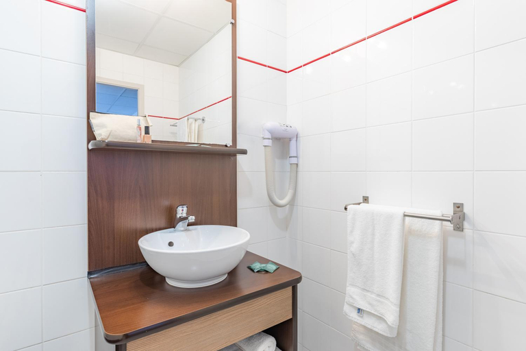 Bathroom 4, APPART'City Confort Agen  Centre, Lot-et-Garonne
