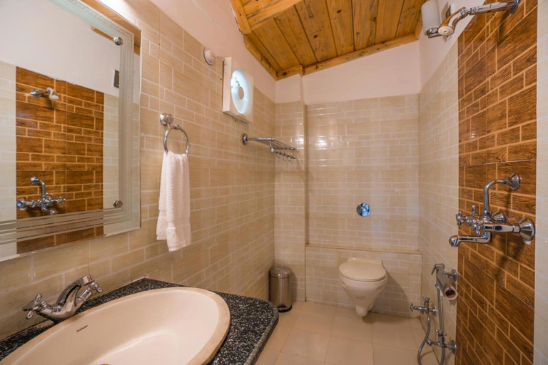 Bathroom, Gostops Mukteshwar - Private Rooms and Dorms, Nainital