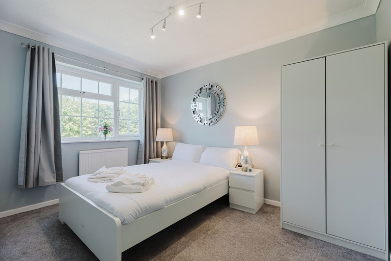 Others 5, Luxury 4BR Oasis - 1Gbps WiFi & Parking, Hertfordshire