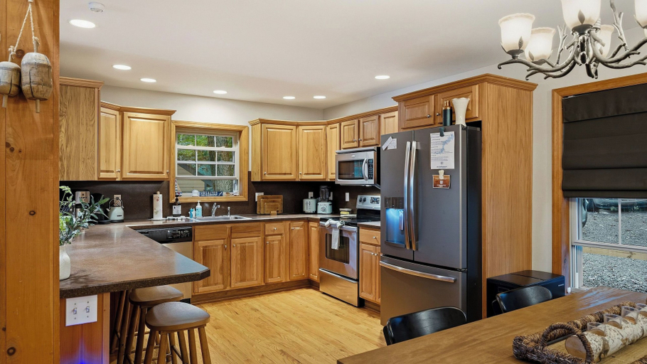 Others 2, Covewood by Avantstay Lakefront w/ Private Shoreline Kayaks + Paddle Boards + Firepit, Wayne