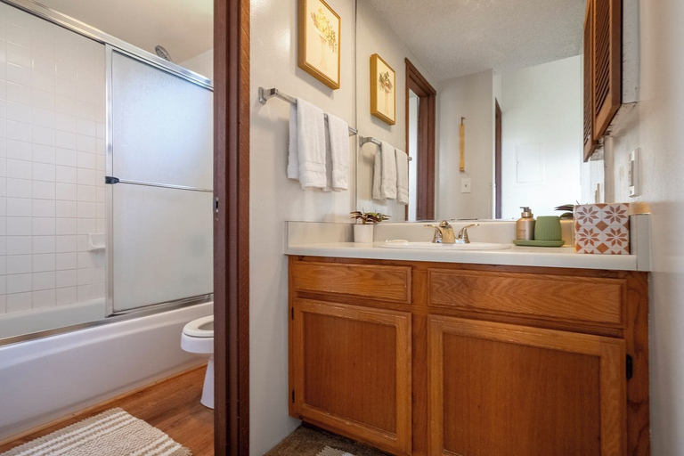 Bathroom 3, Sealodge F9, Kauai